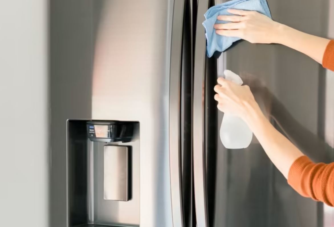 cách tẩy vết keo trên tủ lạnh