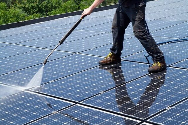 Cách vệ sinh pin năng lượng mặt trời đúng cách